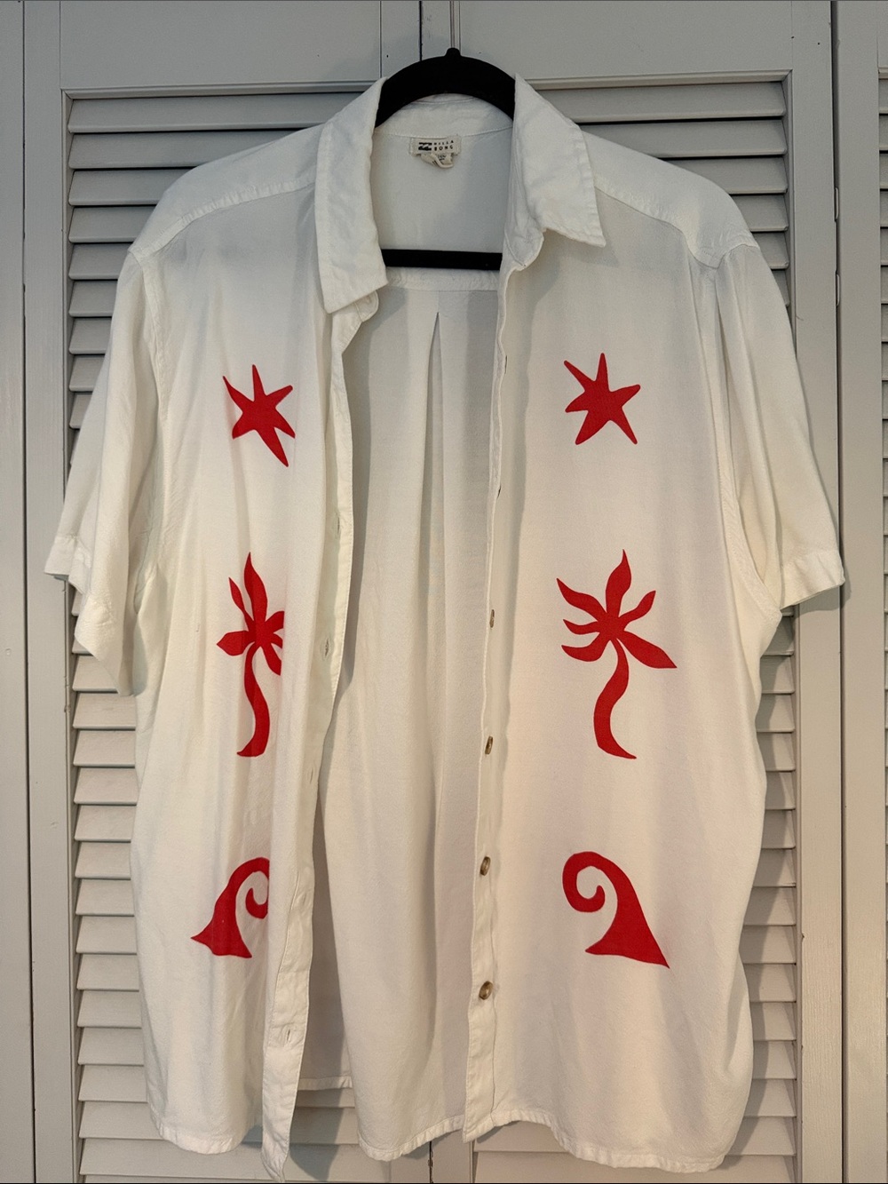 Billabong White Short-Sleeve Button-Down Shirt with Red Graphic Motifs